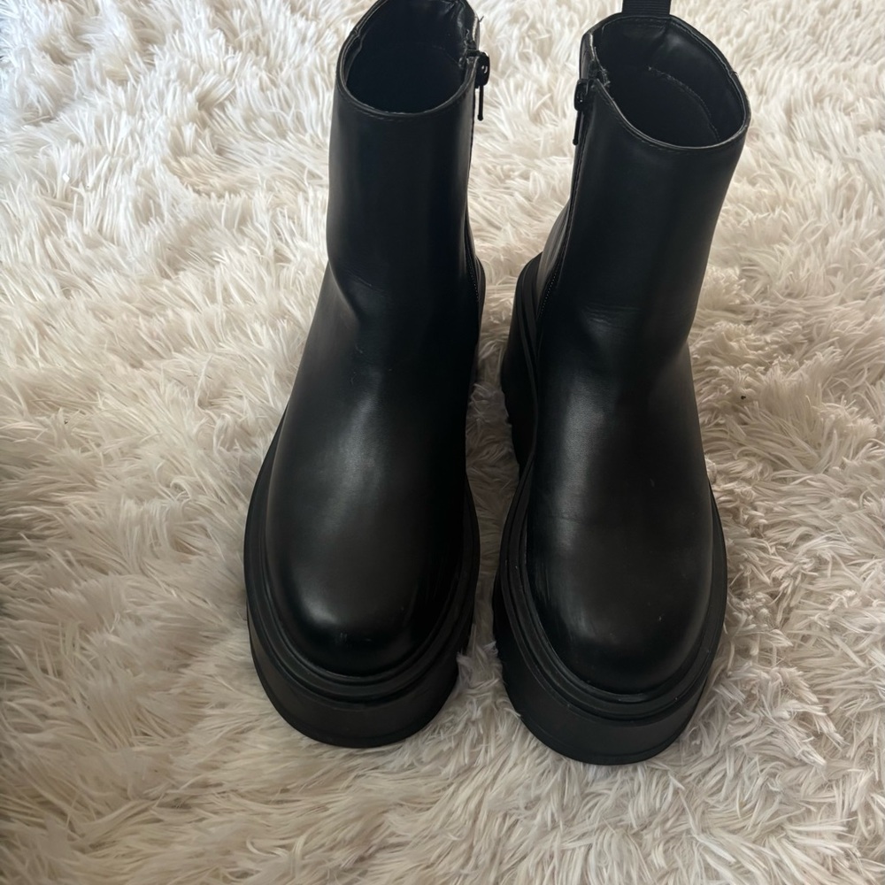 Black platform Boots